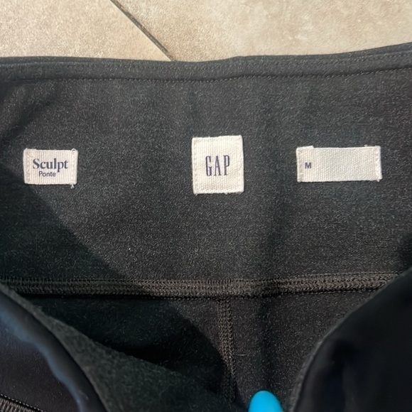 GAP sculpt ponte leggings, gray and black size medium. - Picture 6 of 10